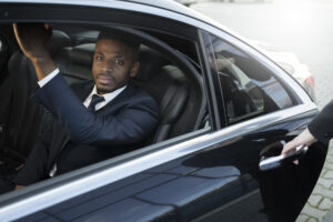 chauffeur-uber-elegant-donnant-un-taxi