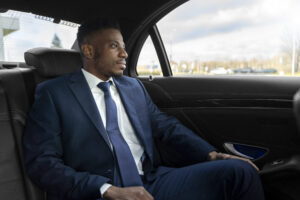 chauffeur-uber-elegant-donnant-un-taxi